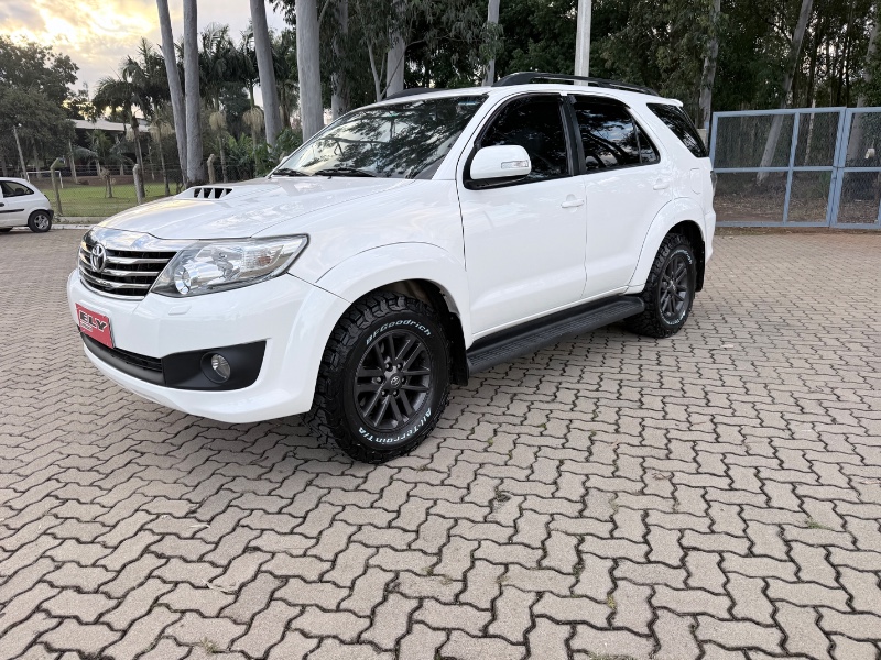 Toyota HILUX SW4 3.0 SRV 4X4 7 LUGARES 16V TURBO INTERCOOLER 2014