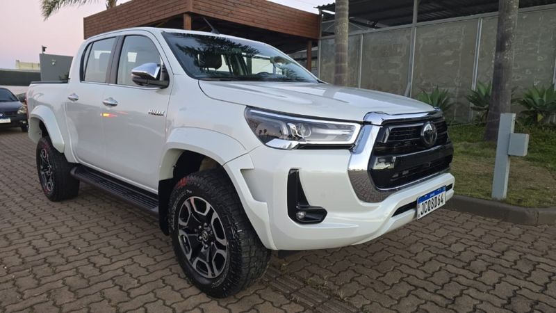 Toyota HILUX 2.8 D-4D TURBO DIESEL CD SRX PLUS 4X4 AUTOMÁTICO 2024