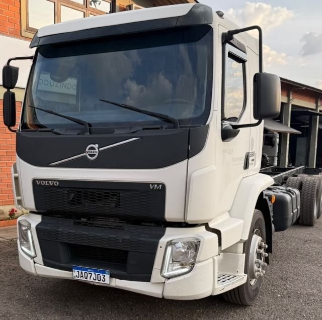 Volvo VM 330 6X2 2P CHASSI 2021
