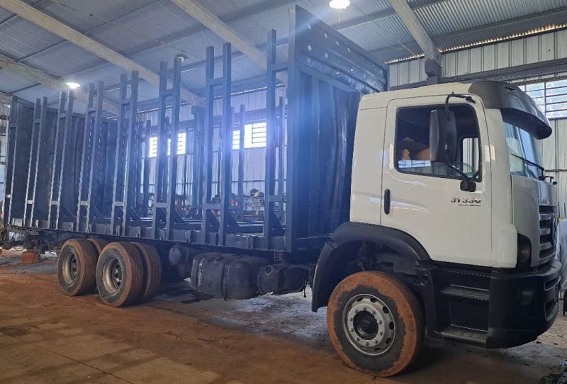 Volkswagen 31-330 E CONSTEL 6X4 2013