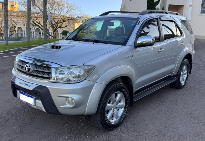 Toyota HILUX SW4 3.0 SRV 4X4 7 LUGARES 16V TURBO INTERCOOLER DIESEL 4P AUTOMÁTICO 2010