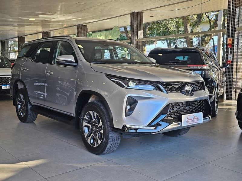 Toyota HILUX SW4 2.8 D-4D TURBO DIESEL SRX PLATINUM 4X4 AUTOMÁTICO 2025